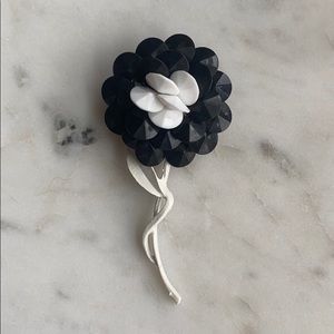 🖤🤍vintage black and white flower brooch🤍🖤